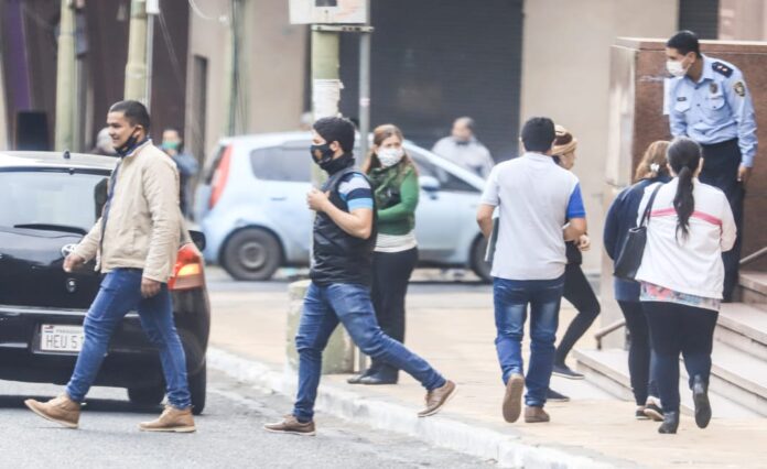 calle-gente-camina-mascarillas-tapabocas